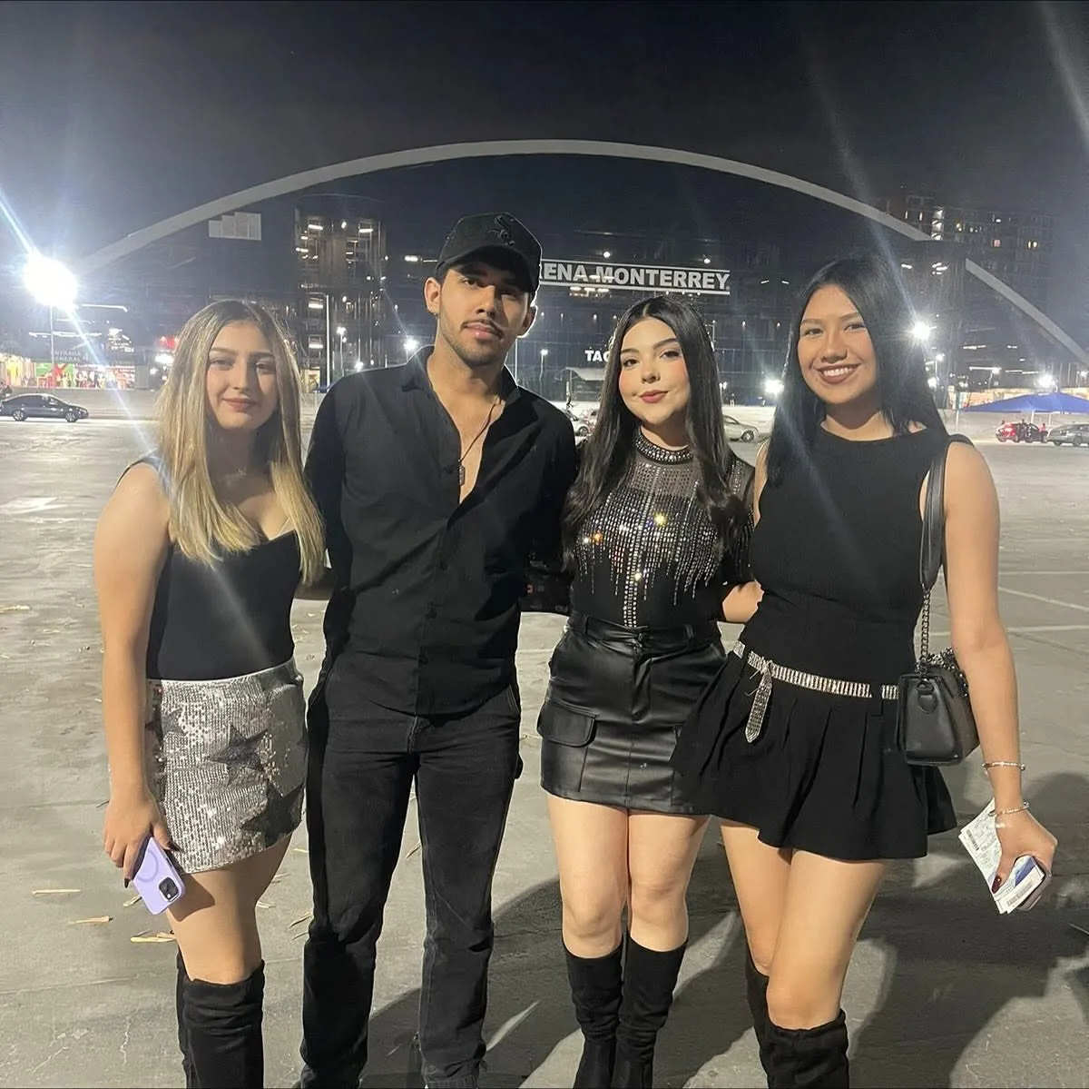 Grupo del tour afuera de la Arena Monterrey de noche