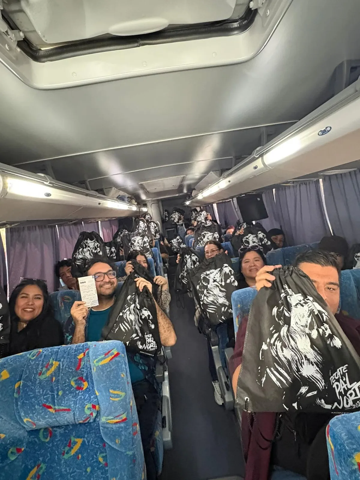 Interior del camión lleno de viajeros con su kit