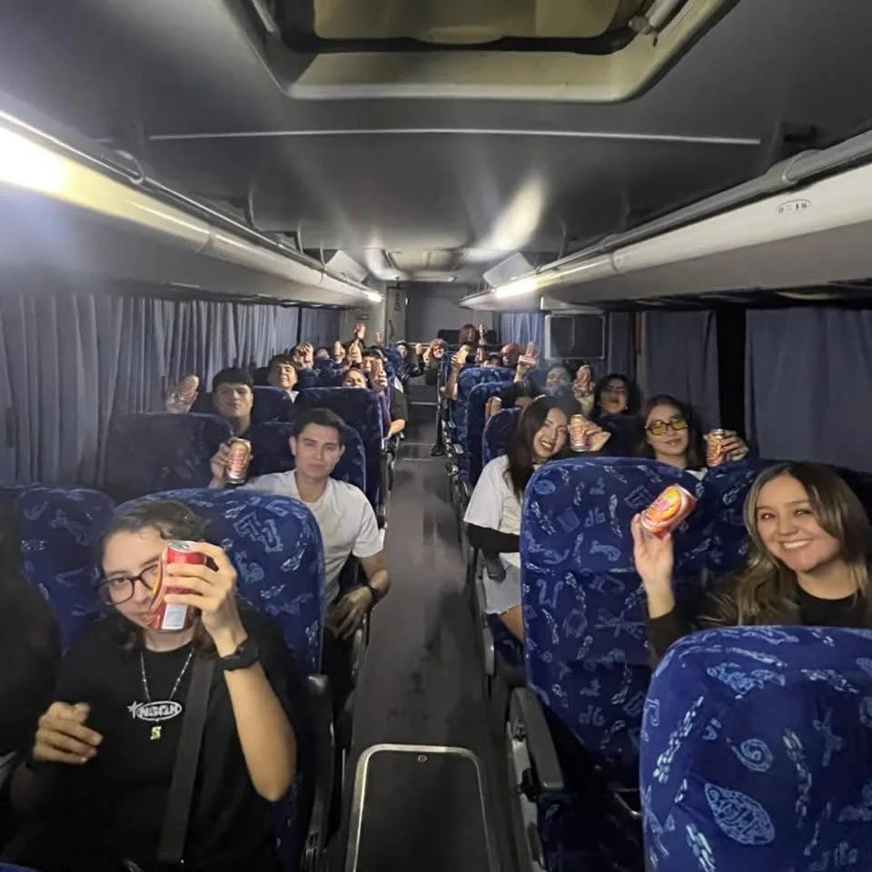 Pasillo del camión de turismo lleno de viajeros del tour
