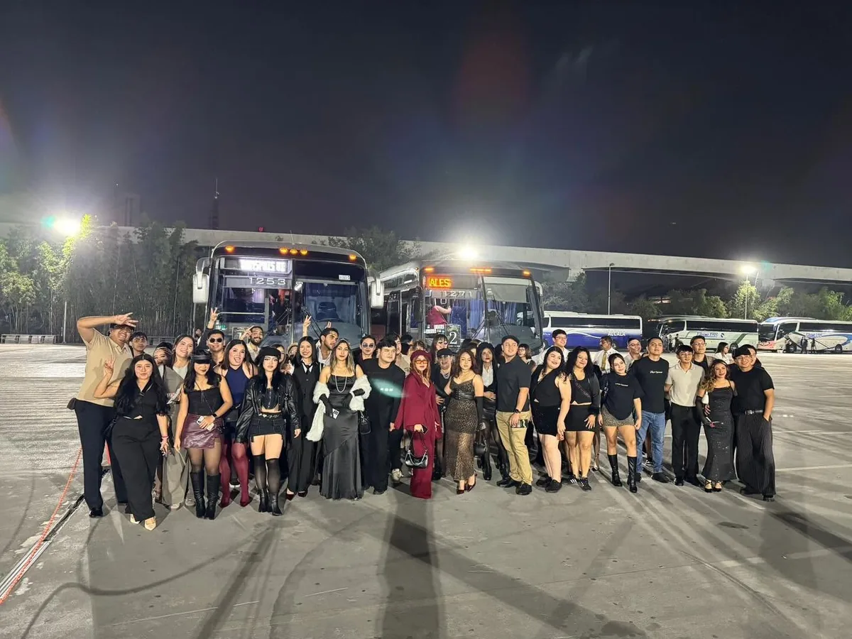Convoy de camiones de Conecta y el grupo del tour de noche