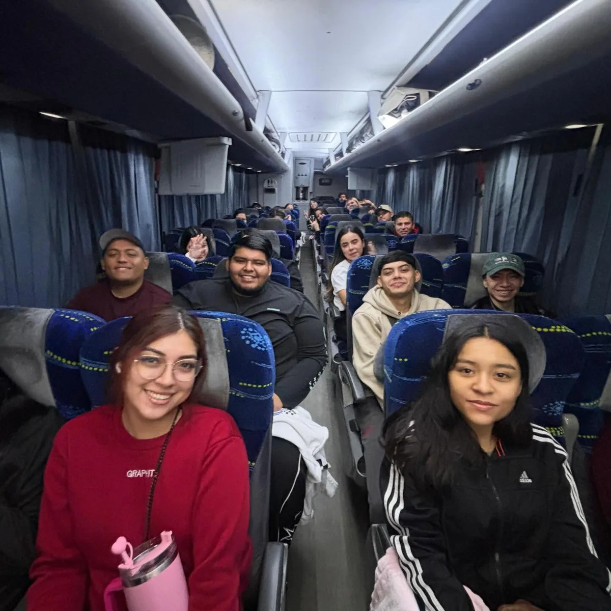 Pasillo del camión lleno de viajeros del tour