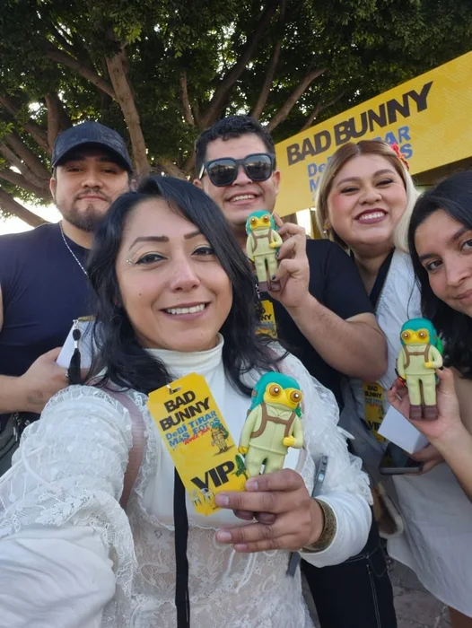 Viajeros mostrando sus accesos VIP del concierto