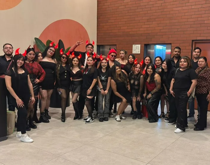 Grupo del tour con la temática del evento