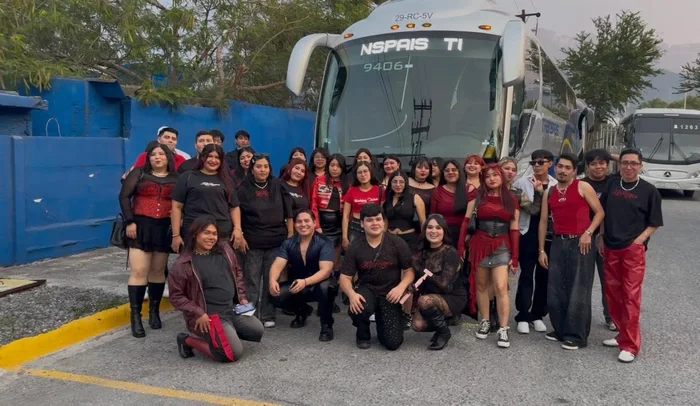 Grupo del tour junto al camión antes de la salida
