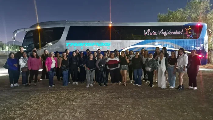 El camión del tour y el grupo al anochecer