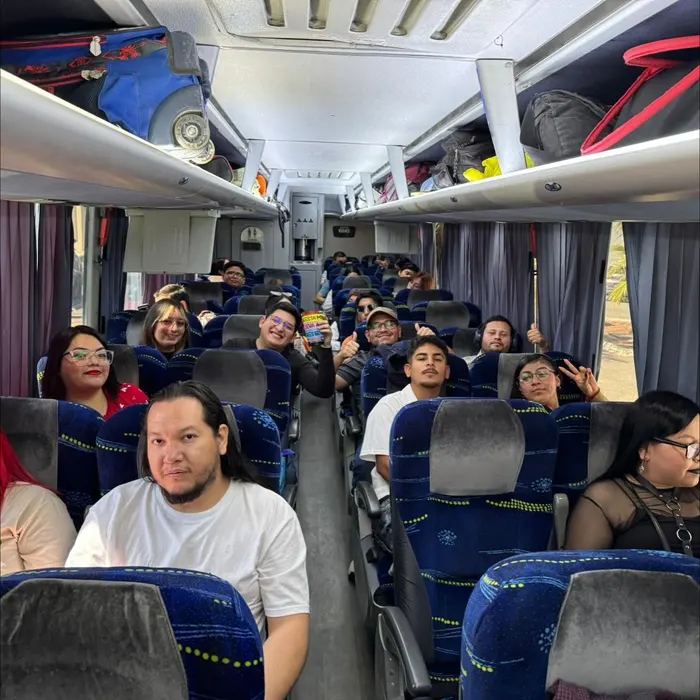 Interior del camión de turismo con el grupo a bordo