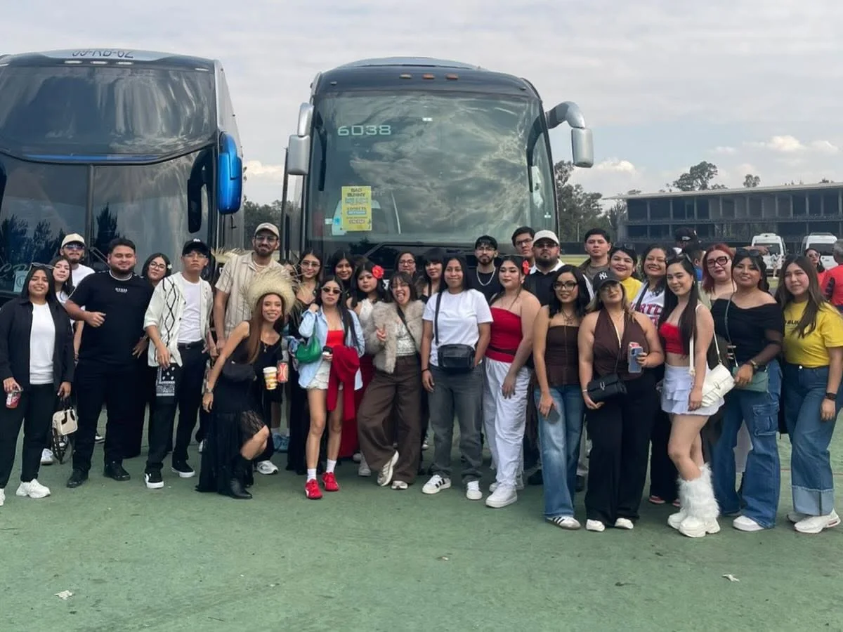 Grupo completo del tour posando frente a los camiones antes de salir