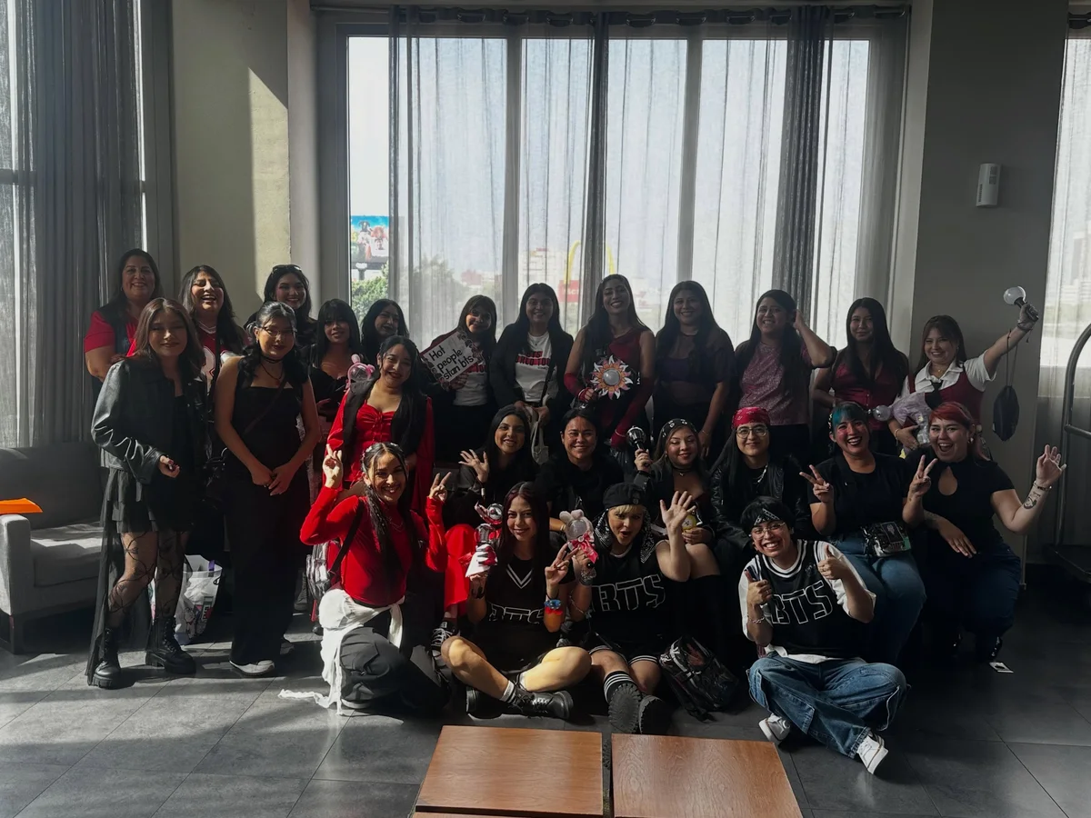 Grupo del tour reunido en el lobby del hotel antes del concierto