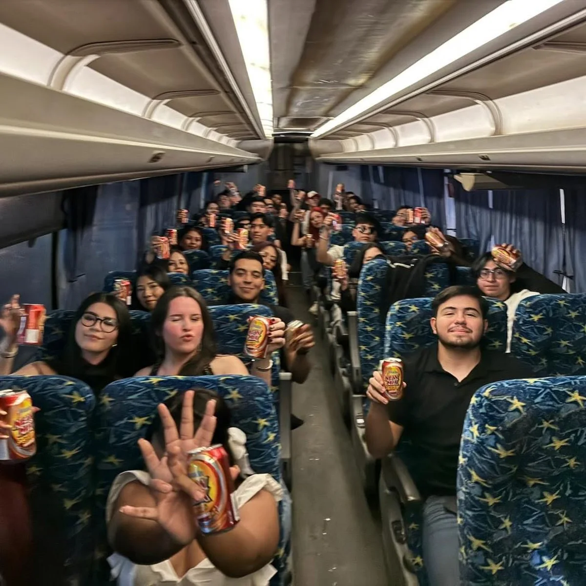 Pasillo del camión lleno de viajeros del tour brindando