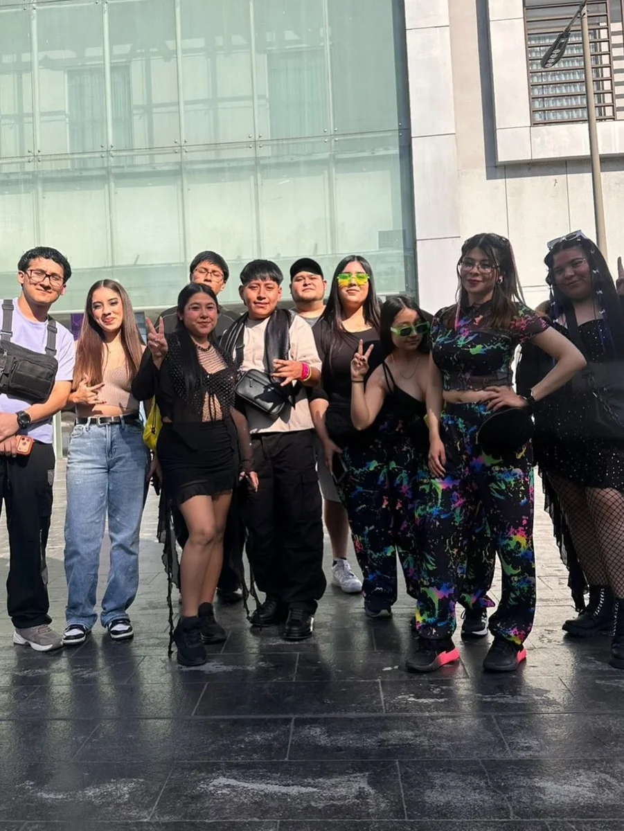 Grupo del tour con sus outfits de festival a la llegada al evento