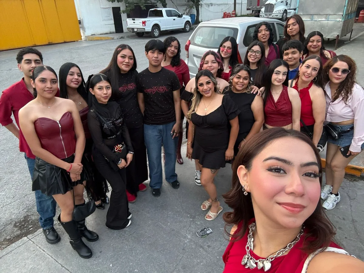 Grupo completo del tour reunido antes de salir al concierto