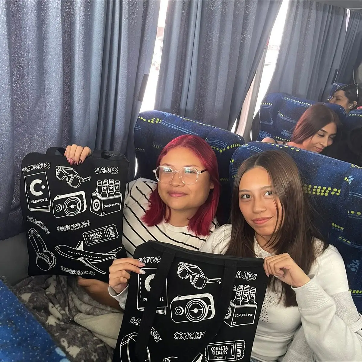 Viajeras con su kit del evento en su asiento