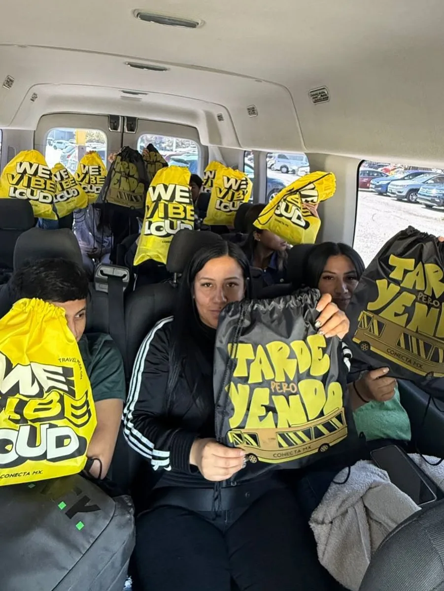 Viajeros con los morrales de cordón del kit dentro de la van del tour