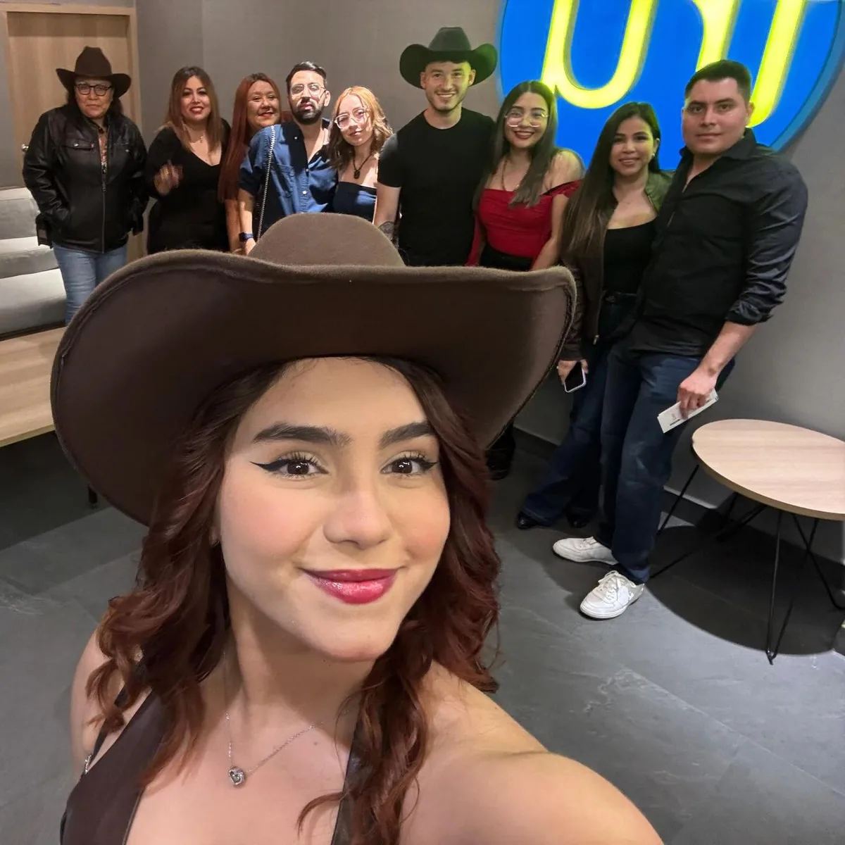 Grupo del tour con sombreros vaqueros antes del concierto