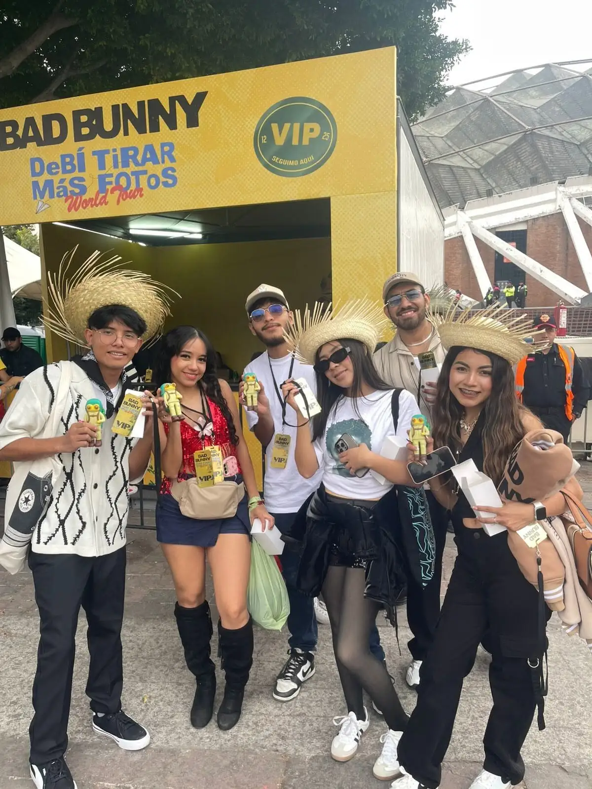 Viajeros en el acceso VIP del concierto
